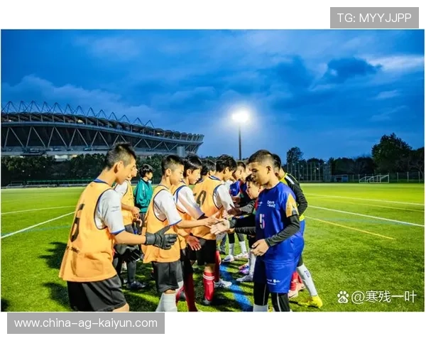 琑队如何推动青训课程与高校、企业建立深度合作，青训俱乐部怎么与学校合作
